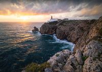Coucher de soleil sur le phare de Sao Vicente en Algarve, Portugal