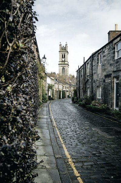 Alte Straße mit Kirche von YesItsRobin
