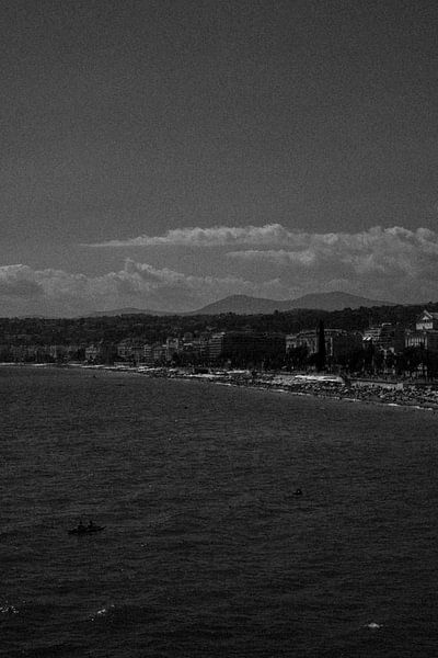Een uitzicht op het strand in zwart-wit | Nice | Frankrijk Reisfotografie van Dohi Media