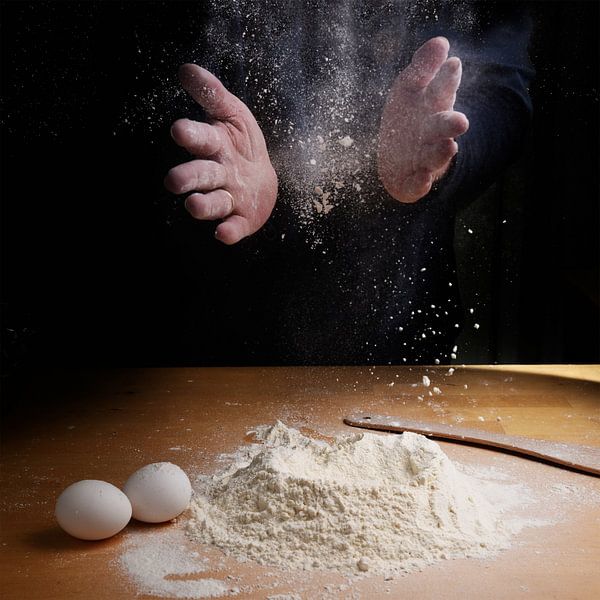 Mains féminines applaudissant et saupoudrant de farine sur un plan de travail de cuisine en bois, pr par Maren Winter