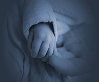 handen van moeder en kind, in zwart/wit