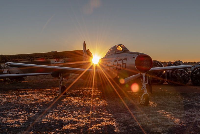 Republic F-84 Thunderjet de l'US Air Force, immatriculé 45-59556, photographié au coucher du soleil. par Jaap van den Berg