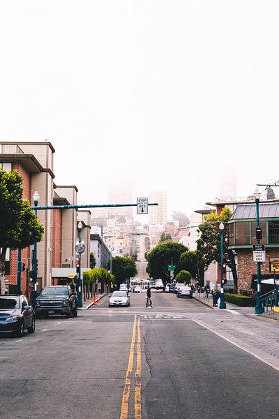 Blick durch eine lange hügelige Straße in San Francisco von Moniek Kuipers