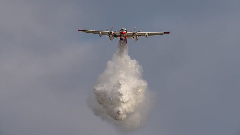 Grumman S-2T Turbo Firecat blusvliegtuig. van Jaap van den Berg