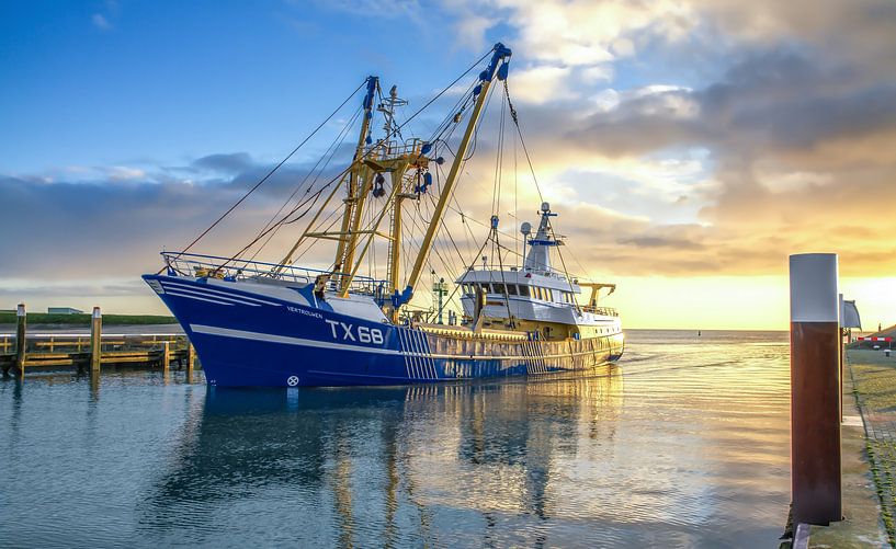 Cutter during sunrise, Texel / Vessel during sunrise, Texel by Justin Sinner Photography (Photographer on Texel)