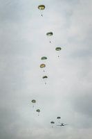 Fallschirmjäger am Himmel