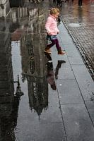 Meisje 'springt'  van de Domtoren