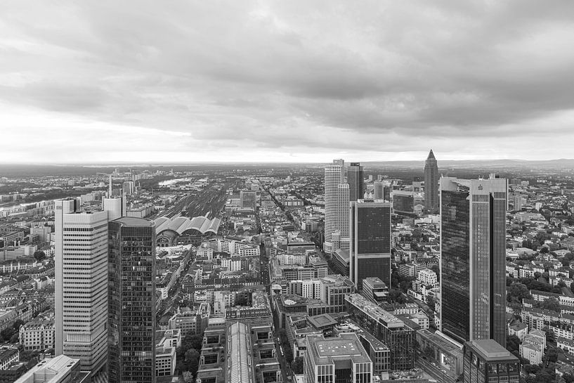 The city centre of Frankfurt in Germany by MS Fotografie | Marc van der Stelt