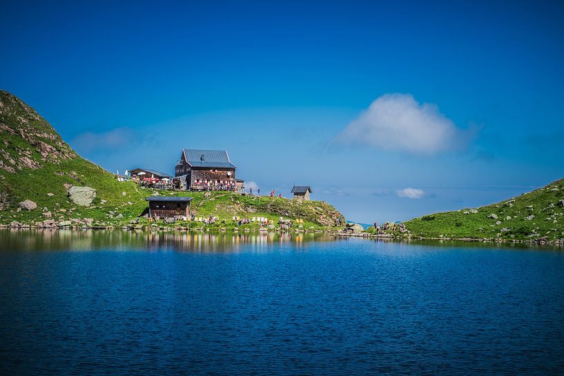 Lac de montagne avec cabane authentique et vue panoramique par RAW & Refined