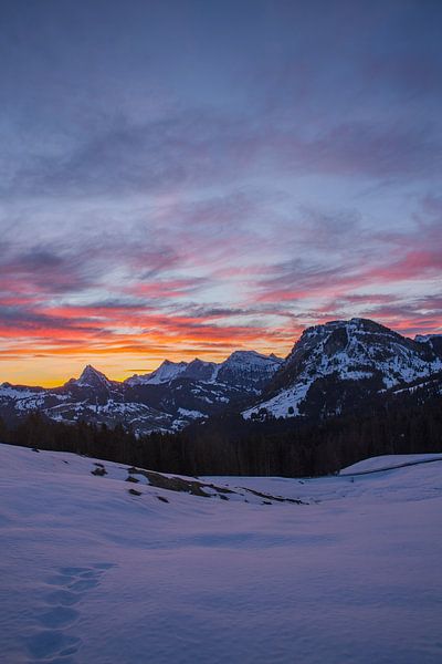 Farbenfroher Sonnenaufgang auf dem Satteleggpass in den Alpen von Martin Steiner