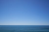 La majesté de l'océan Atlantique calme