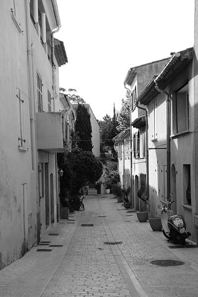 Rue Bergere à Saint-Tropez von Tom Vandenhende