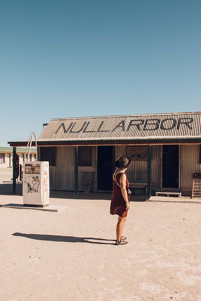 Retro tankstation met model langs de weg in Australie van Guido Boogert