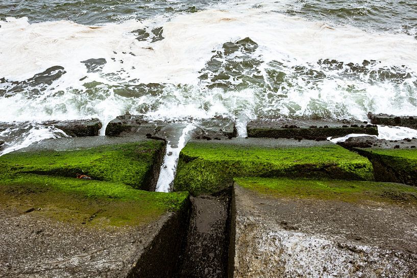 Wellenbrechende Steine an der Meeresküste von JWB Fotografie