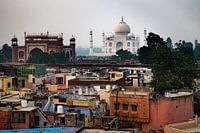 Sloppenwijk in Agra India met de Taj Mahal op de achtergrond.