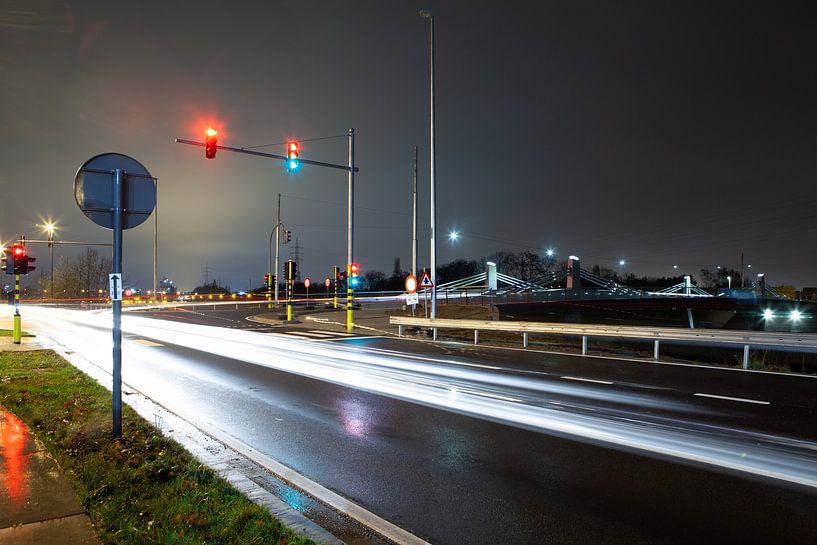 Brücke mit belebter Straße und Ampeln bei Nacht von Marcel Derweduwen