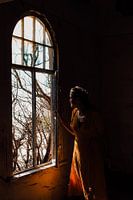 Frau vor dem Fenster der Geisterstadt Kolmanskop