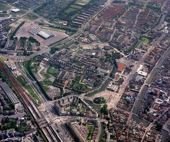 1985: Historische Luftbildaufnahme der Stadt Leiden von Frans Rombout