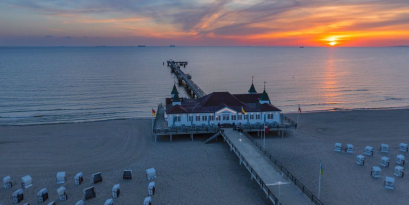 Seebrücke am Strand von Ahlbeck bei Sonnenaufgang von Markus Lange