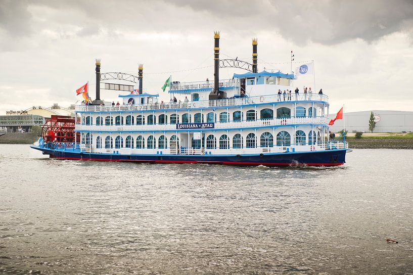 Hamburg - Blick auf einen Schaufelraddampfer im Hafen von Jörg B. Schubert