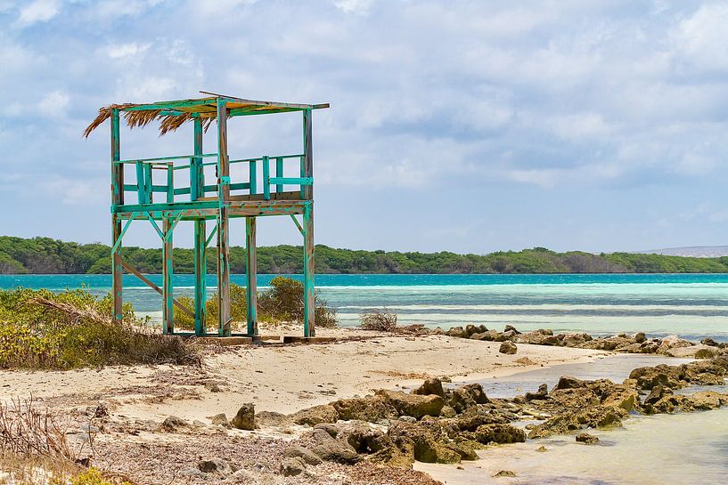 Hölzerner Wachturm am Strand von Sorobon Beach auf der Insel Bonaire von Ben Schonewille