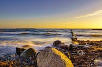 Strand von Dranske auf Rügen mit Blick zur Insel Hiddensee zum Sonnenuntergang (Querformat)