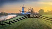 Een gouden zonsopkomst bij de Vlindermolen aan de rivier de Linge