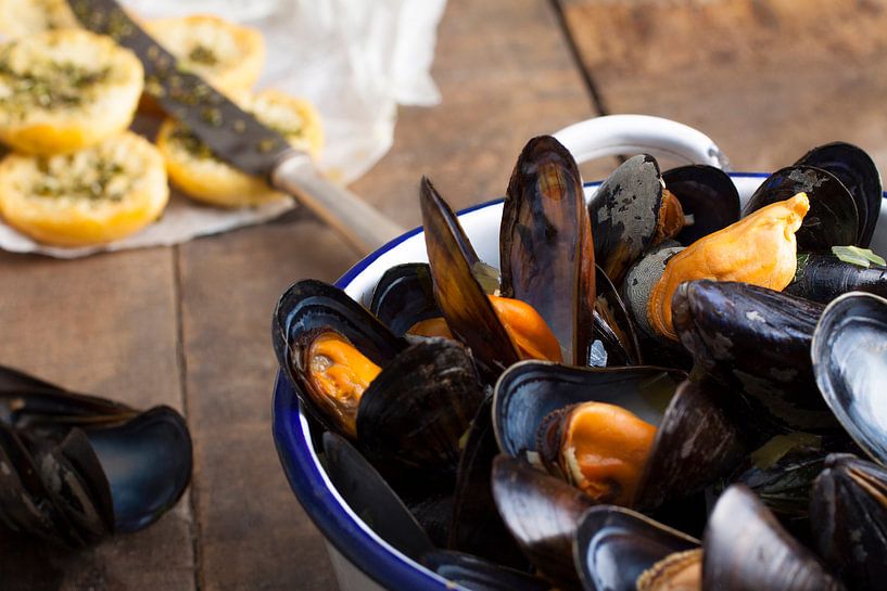 An atmospheric photo of clams with toasted bread and pesto by Henny Brouwers