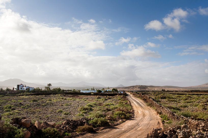 Unpaved road through barren landscape on Fuerteventura by Peter de Kievith Fotografie