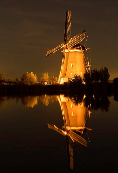 Un moulin éclairé dans l'obscurité par By Marjolein Design