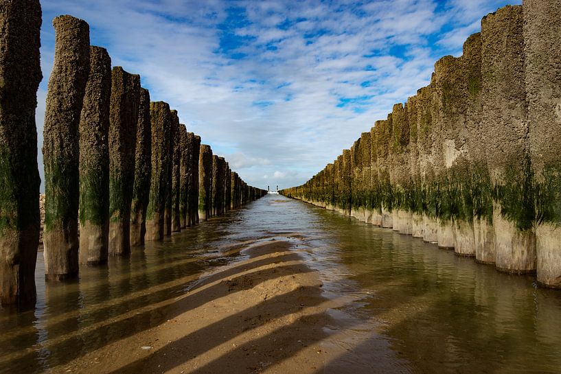 Golfbrekers aan het strand van Domburg  par Michel Knikker