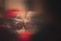 Homosexuelles Paar, das sich mit einer Maske küsst