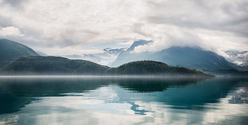 Panorama des montagnes qui se reflètent par Ellis Peeters