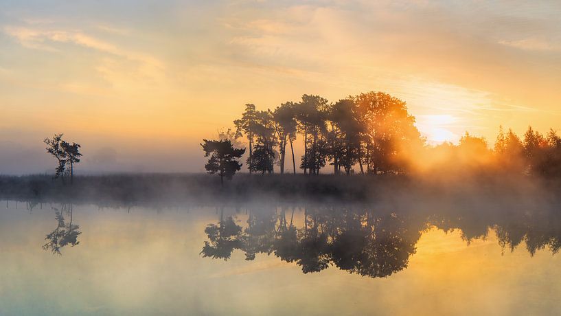 le lever du soleil puissant à un lake_2 brumeux tranquille par Tony Vingerhoets