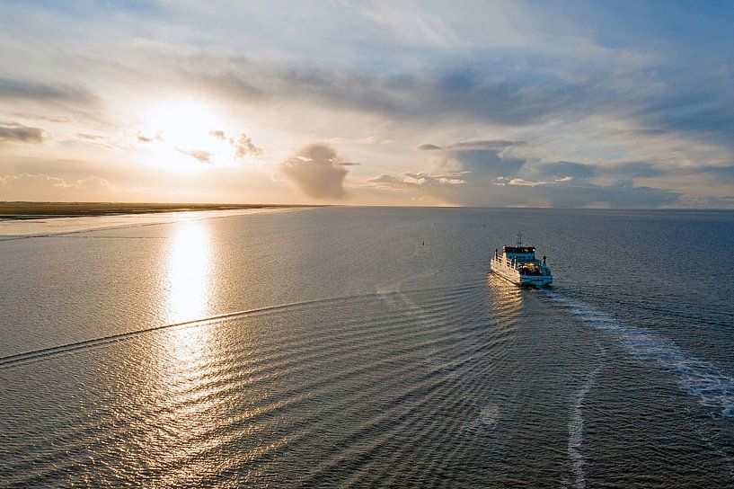 Le ferry pour Ameland au coucher du soleil par Eye on You
