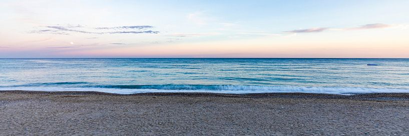 Panorama Meer und Strand in Menton - Frankreich von Werner Dieterich