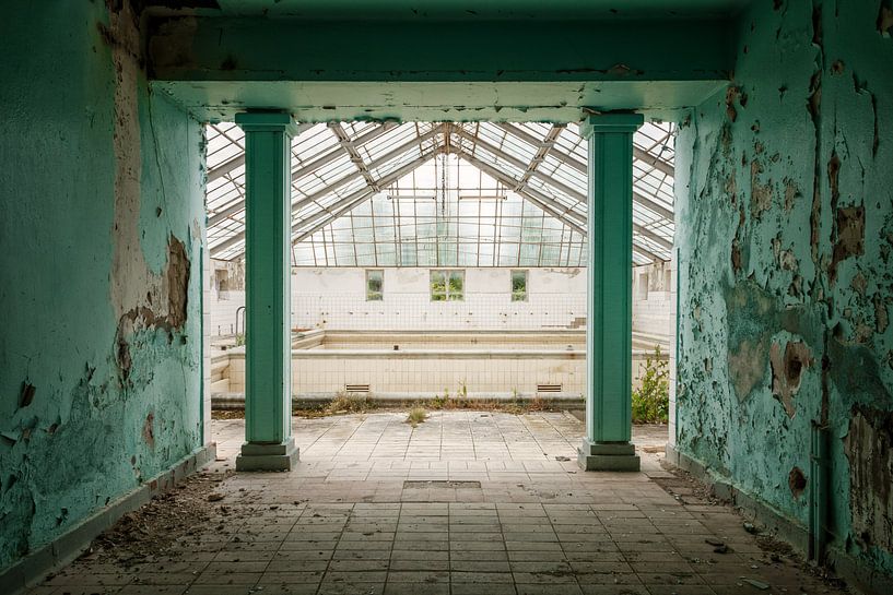 Lost Place - abandoned swimming pool by Gentleman of Decay