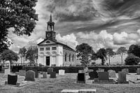 Kerkje van Terband met kerkhof in zwartwit-bewerking