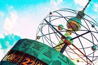 Weltzeituhr und Fernsehturm Berlin im Sommer