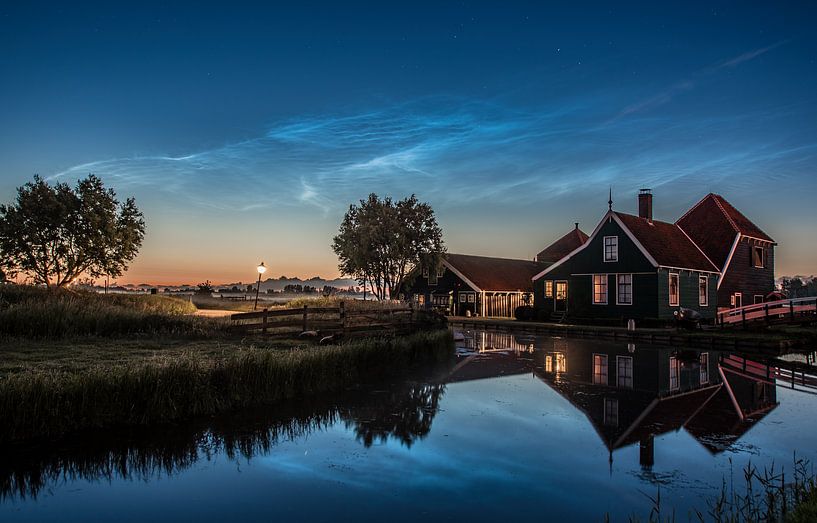 Lichtende Nachtwolk met kaasboerij Zaanse Schans by Patrick Hartog