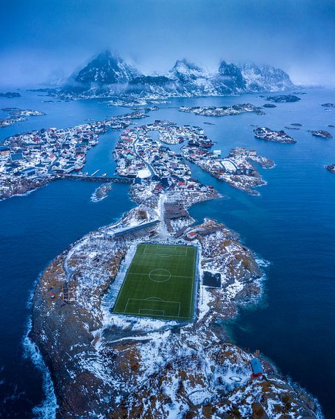 Le village de pêcheurs de Hennignsvaer avec son célèbre terrain de football par Nando Harmsen