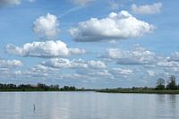 Bewölkter Himmel am Fluss IJssel
