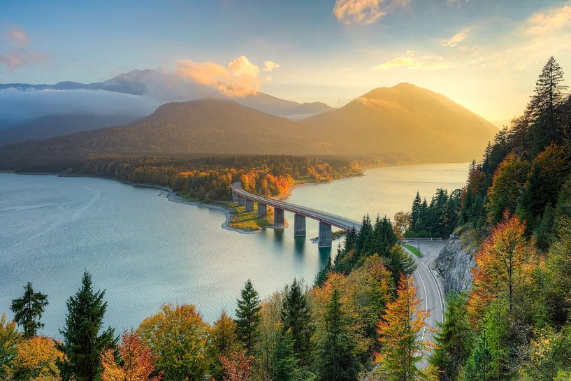 Herbst am Sylvensteinsee in Bayern von Michael Valjak
