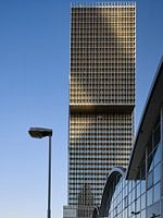 Vue latérale de l'ensemble de tours "de Rotterdam" dans la lumière du soir