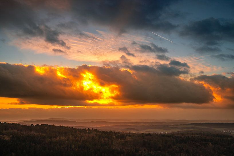Landschaftsaufnahme auf einem Berg ins Tal zum Sonnenuntergang Dramatische Wolken von Fotos by Jan Wehnert