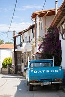 Griechische Straße mit einem schönen alten blauen Datsun