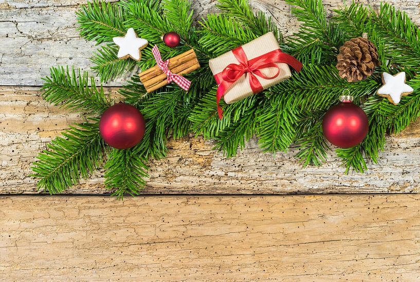 Cadeau de Noël avec branche de sapin et ornements par Alex Winter