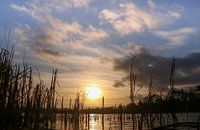Het laatste zonlicht schijnt over het water.Op