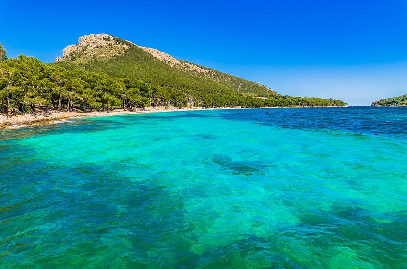 Belle plage au cap de la baie de Formentor, Platja de Formentor, Majorque Espagne Mer Méditerranée par Alex Winter