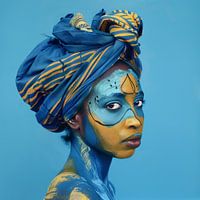 Faszinierende Frau mit blauer und gelber Gesichtskunst und Turban